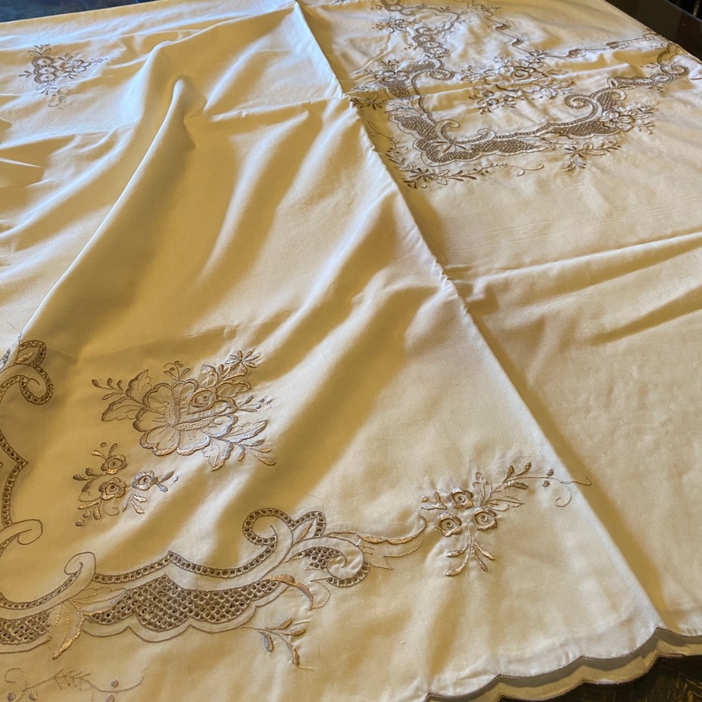 Embroidered Linen Tablecloth with Napkins